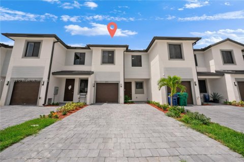 Снять в аренду таунхаус в Флорида-Сити, Флорида 3 спальни, 144.74м2, № 1958539 - фото 1