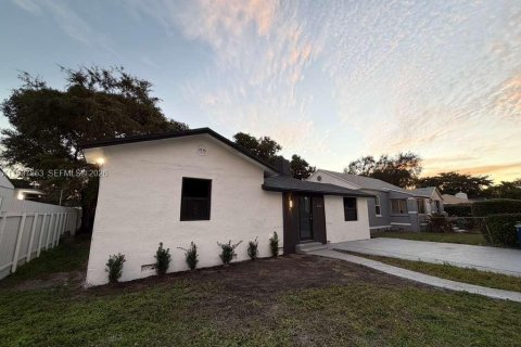 Casa en venta en Miami, Florida, 3 dormitorios, 104.33 m2 № 1996088 - foto 2