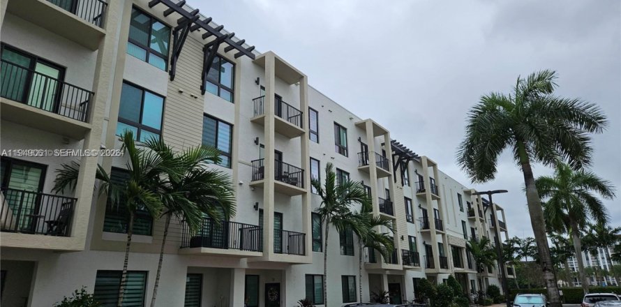 Кондоминиум с 3 спальнями в Дорал, Флорида № 2005085