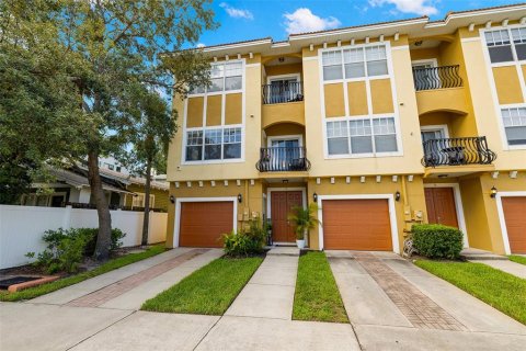 Adosado en venta en Tampa, Florida, 3 dormitorios, 214.79 m2 № 1844829 - foto 1