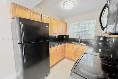 Touwnhouse à louer à Pembroke Park, Floride: 3 chambres, 117.43 m2 № 2168779 - photo 11