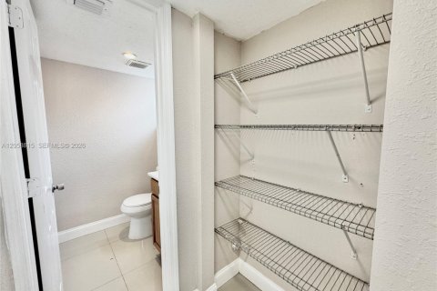 Touwnhouse à louer à Pembroke Park, Floride: 3 chambres, 117.43 m2 № 2168779 - photo 13