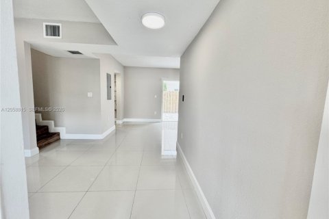 Touwnhouse à louer à Pembroke Park, Floride: 3 chambres, 117.43 m2 № 2168779 - photo 4