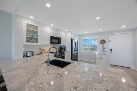 Condo in Madeira Beach, Florida, 2 bedrooms  № 1807401 - photo 14
