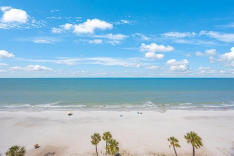 Condo in Madeira Beach, Florida, 2 bedrooms  № 1807401 - photo 1