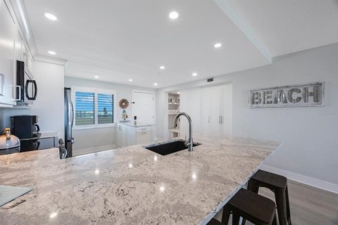 Condo in Madeira Beach, Florida, 2 bedrooms  № 1807401 - photo 16