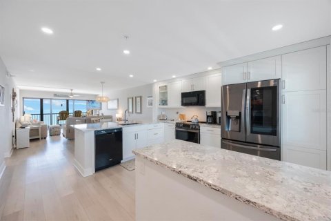 Condo in Madeira Beach, Florida, 2 bedrooms  № 1807401 - photo 4