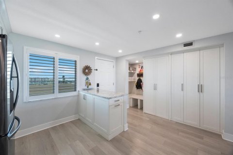 Condo in Madeira Beach, Florida, 2 bedrooms  № 1807401 - photo 9