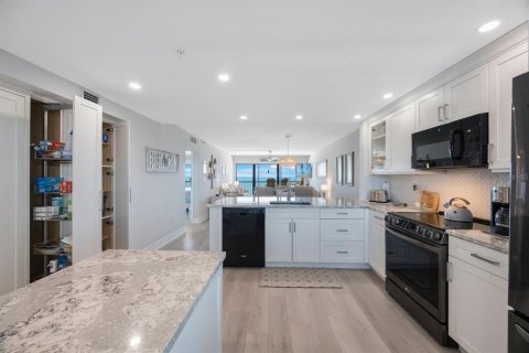 Condo in Madeira Beach, Florida, 2 bedrooms  № 1807401 - photo 8
