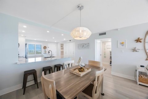 Condo in Madeira Beach, Florida, 2 bedrooms  № 1807401 - photo 18