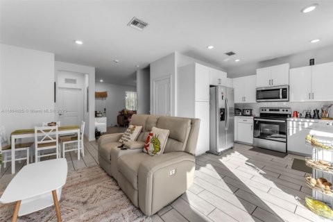 Townhouse in Homestead, Florida 3 bedrooms, 120.96 sq.m. № 1689227 - photo 5