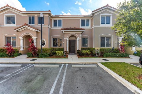 Townhouse in Homestead, Florida 3 bedrooms, 120.96 sq.m. № 1689227 - photo 1