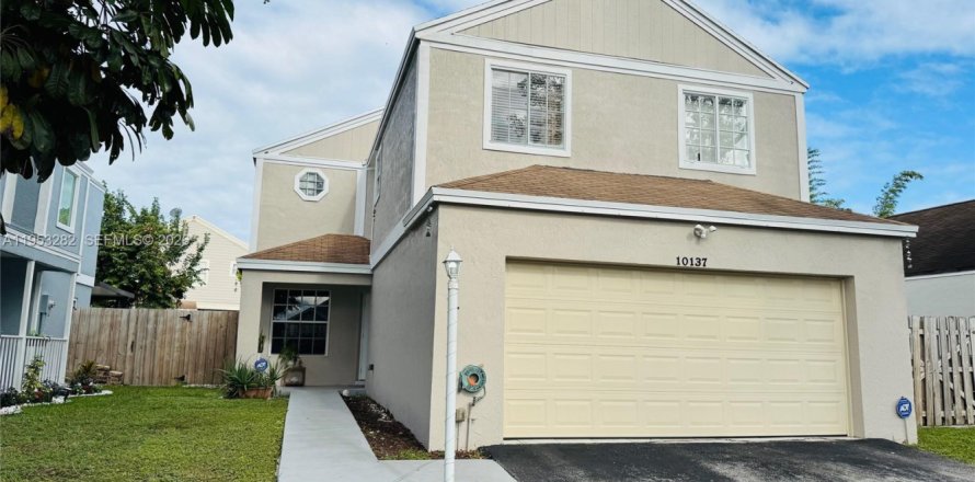 Villa ou maison à Cutler Bay, Floride 4 chambres, 182.74 m2 № 2007575