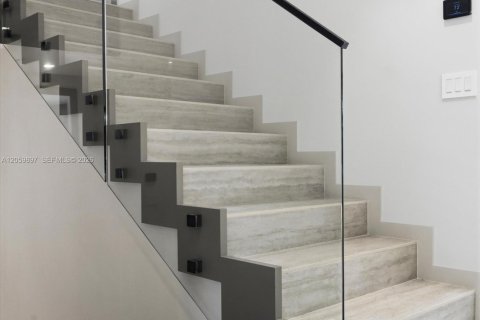 Casa en venta en Miami, Florida, 5 dormitorios, 349.31 m2 № 2246661 - foto 25