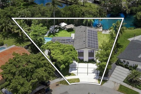 Casa en venta en Miami, Florida, 5 dormitorios, 349.31 m2 № 2246661 - foto 7