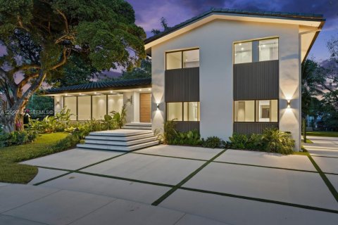 Casa en Miami, Florida 5 dormitorios, 349.31 m2 № 2246661