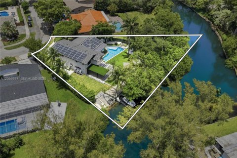 Casa en venta en Miami, Florida, 5 dormitorios, 349.31 m2 № 2246661 - foto 8
