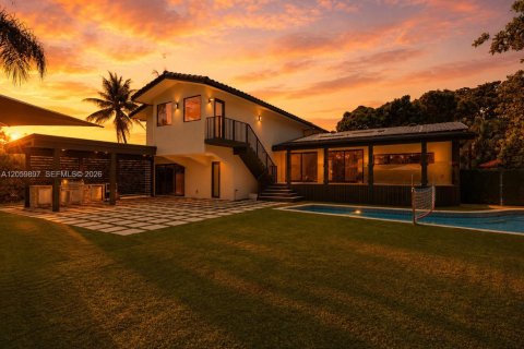 Casa en venta en Miami, Florida, 5 dormitorios, 349.31 m2 № 2246661 - foto 6