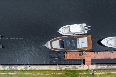 Casa en venta en Coral Gables, Florida, 6 dormitorios, 678.19 m2 № 1977170 - foto 25