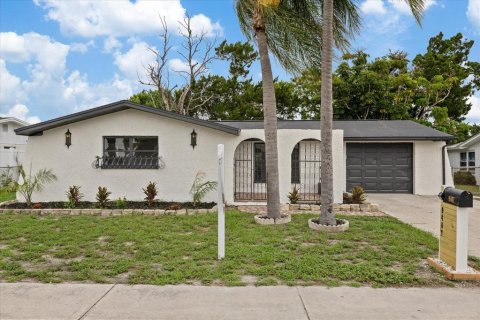 House in Port Richey, Florida 3 bedrooms, 151.24 sq.m. № 2227260