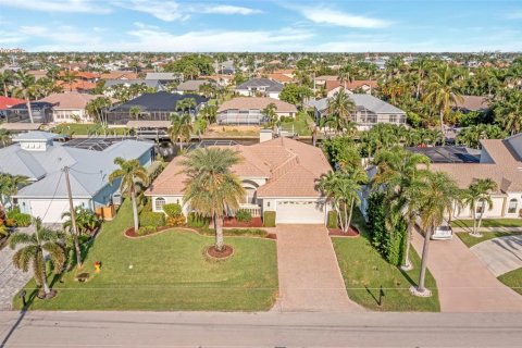 House in Cape Coral, Florida 3 bedrooms, 214.79 sq.m. № 1855536 - photo 7