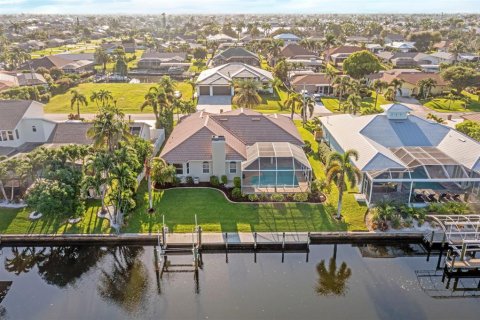 House in Cape Coral, Florida 3 bedrooms, 214.79 sq.m. № 1855536 - photo 11