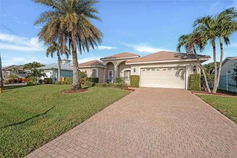 House in Cape Coral, Florida 3 bedrooms, 214.79 sq.m. № 1855536 - photo 17