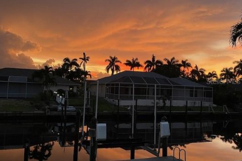 House in Cape Coral, Florida 3 bedrooms, 214.79 sq.m. № 1855536 - photo 3