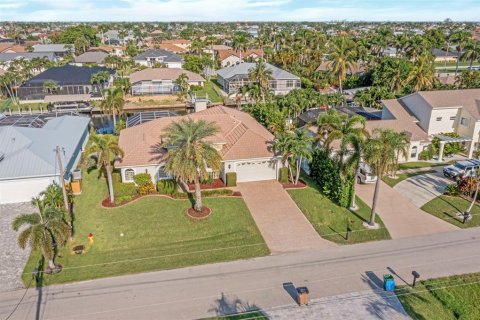 House in Cape Coral, Florida 3 bedrooms, 214.79 sq.m. № 1855536 - photo 9