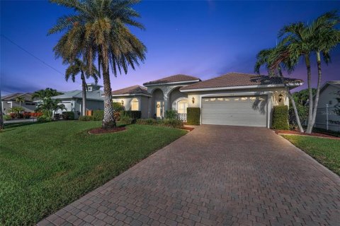 House in Cape Coral, Florida 3 bedrooms, 214.79 sq.m. № 1855536 - photo 1