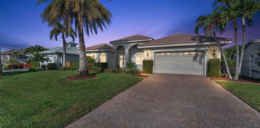 House in Cape Coral, Florida 3 bedrooms, 214.79 sq.m. № 1855536