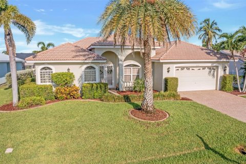 House in Cape Coral, Florida 3 bedrooms, 214.79 sq.m. № 1855536 - photo 4