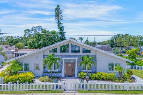 House in Sarasota, Florida 7 bedrooms, 318.84 sq.m. № 1255689 - photo 1