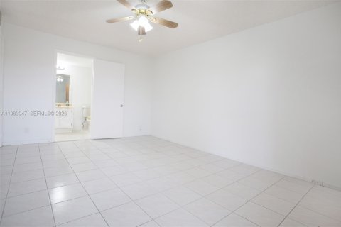 Copropriété à vendre à Pembroke Pines, Floride: 2 chambres, 86.68 m2 № 2025725 - photo 25