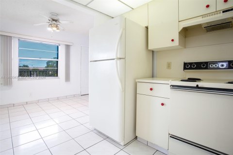 Copropriété à vendre à Pembroke Pines, Floride: 2 chambres, 86.68 m2 № 2025725 - photo 14