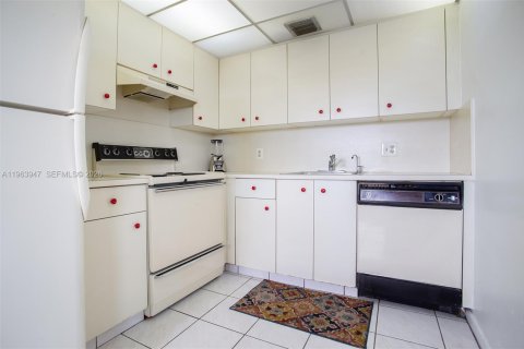 Copropriété à vendre à Pembroke Pines, Floride: 2 chambres, 86.68 m2 № 2025725 - photo 13