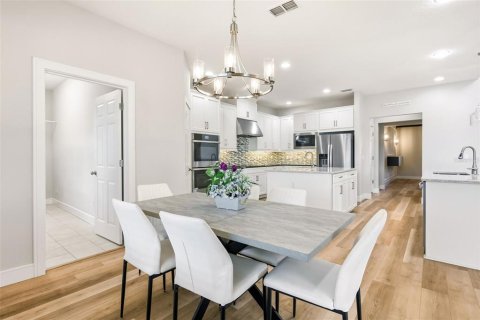 House in Oviedo, Florida 6 bedrooms, 391.12 sq.m. № 2428882 - photo 7