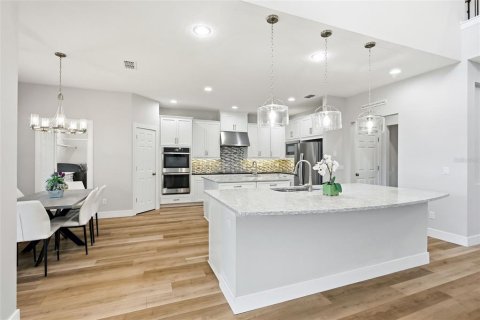 House in Oviedo, Florida 6 bedrooms, 391.12 sq.m. № 2428882 - photo 4