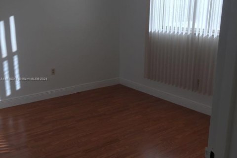 Condo in North Lauderdale, Florida, 1 bedroom  № 1859595 - photo 12