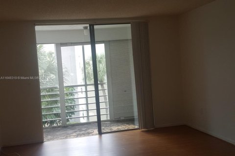 Condo in North Lauderdale, Florida, 1 bedroom  № 1859595 - photo 4
