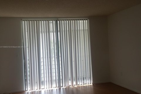 Condo in North Lauderdale, Florida, 1 bedroom  № 1859595 - photo 13