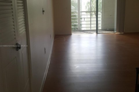 Condo in North Lauderdale, Florida, 1 bedroom  № 1859595 - photo 6