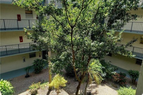Condo in North Lauderdale, Florida, 1 bedroom  № 1859595 - photo 2
