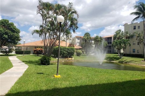 Condo in North Lauderdale, Florida, 1 bedroom  № 1859595 - photo 1