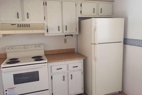 Condo in North Lauderdale, Florida, 1 bedroom  № 1859595 - photo 10