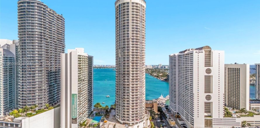 Estudio en el Condominio en Miami, Florida  № 2011007