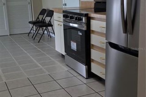 Condo in Pinellas Park, Florida, 2 bedrooms № 2353522 - photo 9