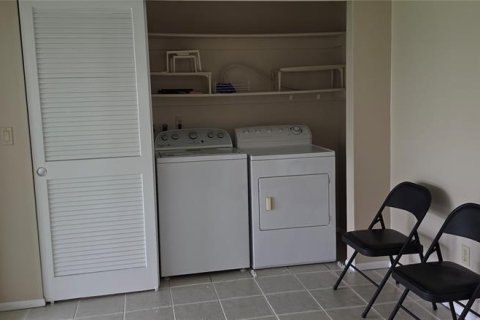 Condo in Pinellas Park, Florida, 2 bedrooms № 2353522 - photo 11