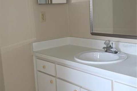 Condo in Pinellas Park, Florida, 2 bedrooms № 2353522 - photo 5