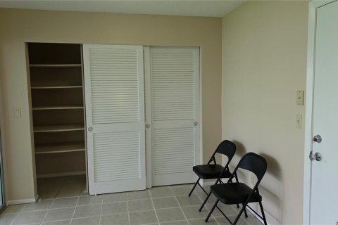 Condo in Pinellas Park, Florida, 2 bedrooms № 2353522 - photo 12
